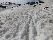 23 Le tracce nella neve non seguono il sentiero, ma salgono in direttissima...ripida ! 